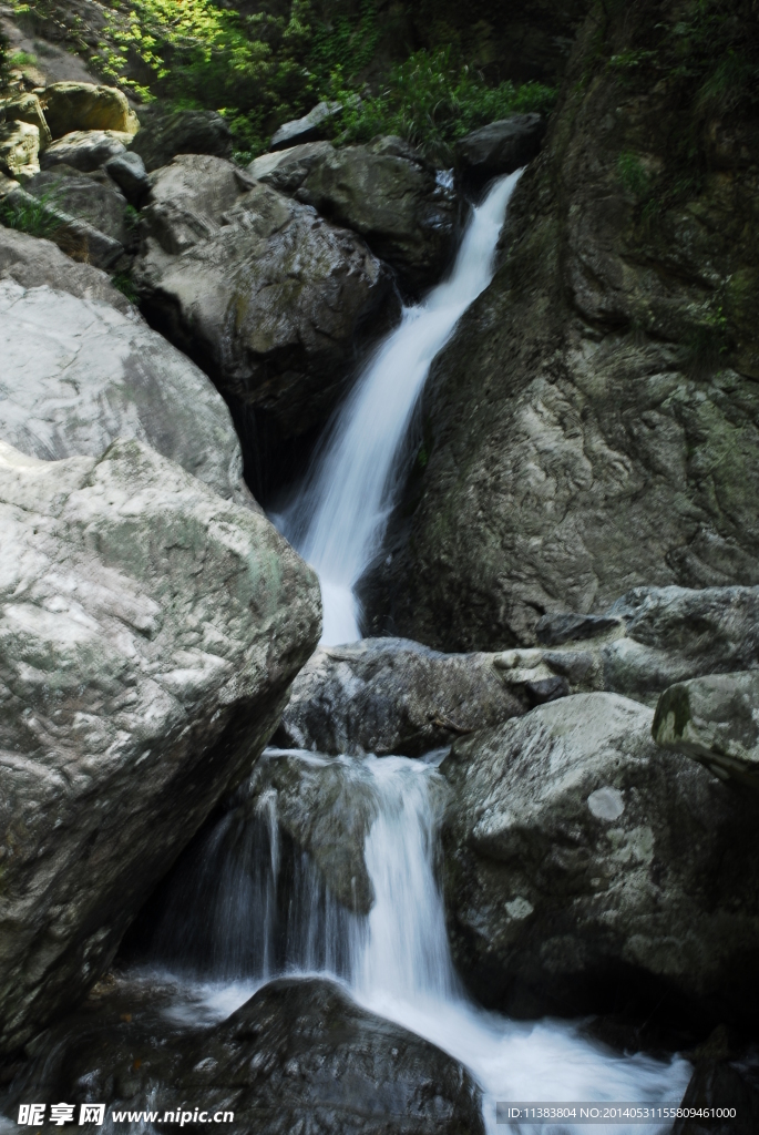 山间流水