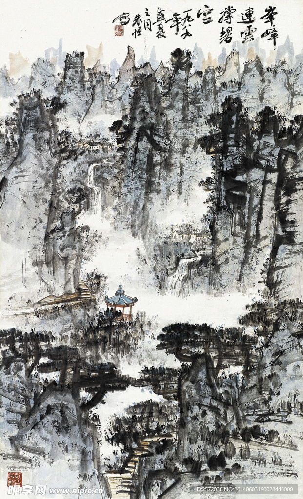 峰嶂连云撑碧空