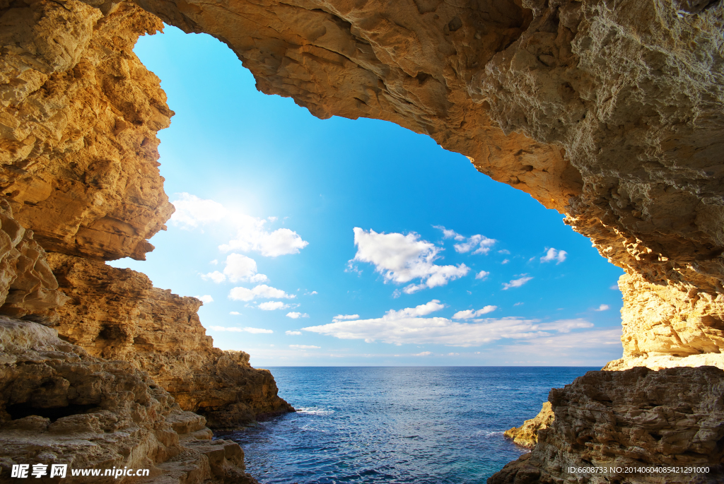 大海海岛洞穴自然风光