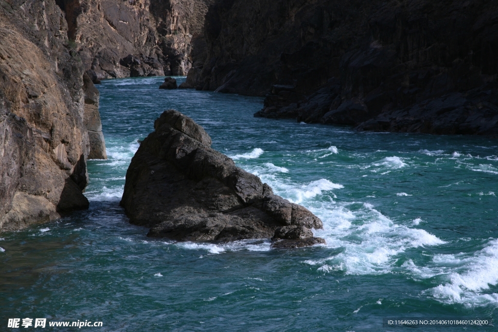 峡谷  流水 石头