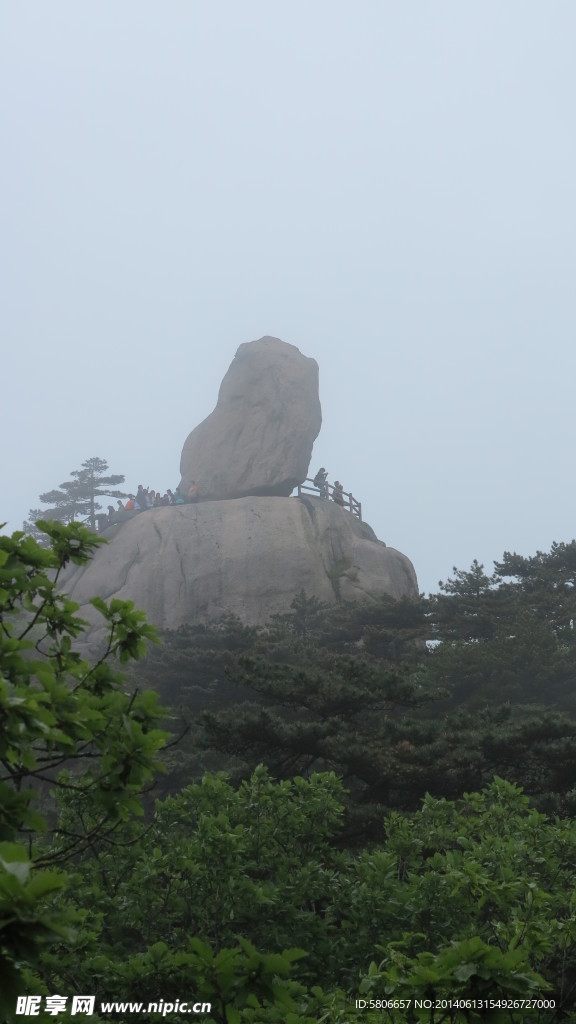 黄山飞来石