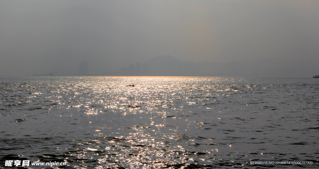 晚霞  波光 海边 光芒