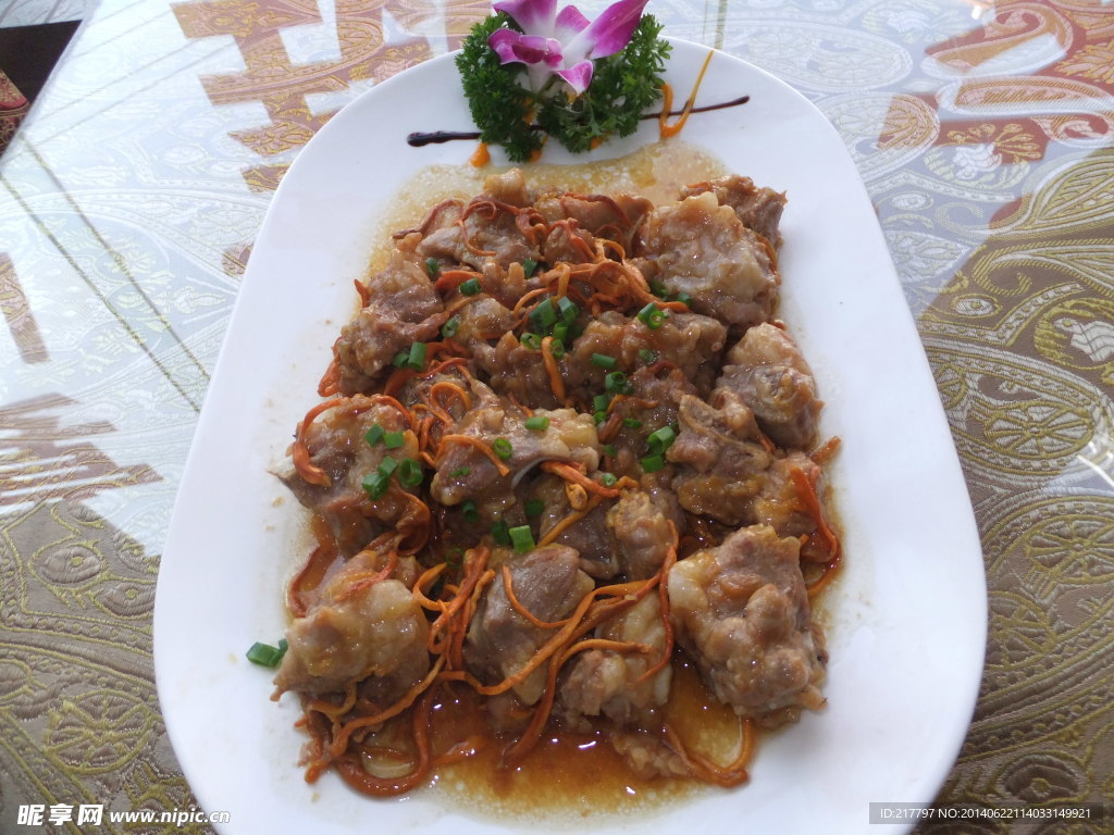 胡萝卜炒香味骨