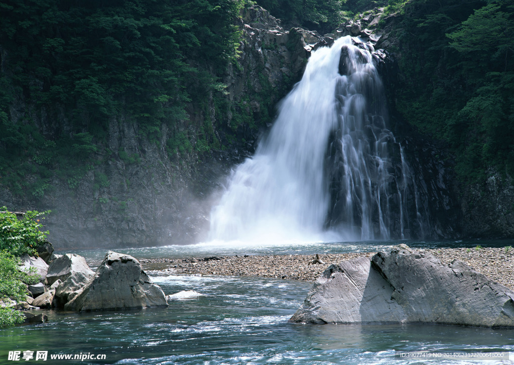 山水瀑布