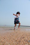 孩子海边戏水