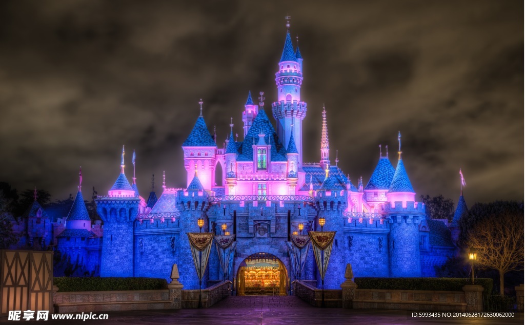 夜色里的梦幻城堡