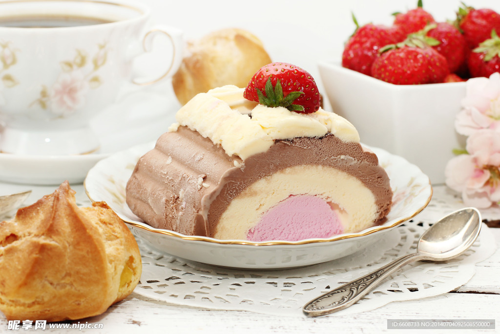 草莓冰激凌蛋糕