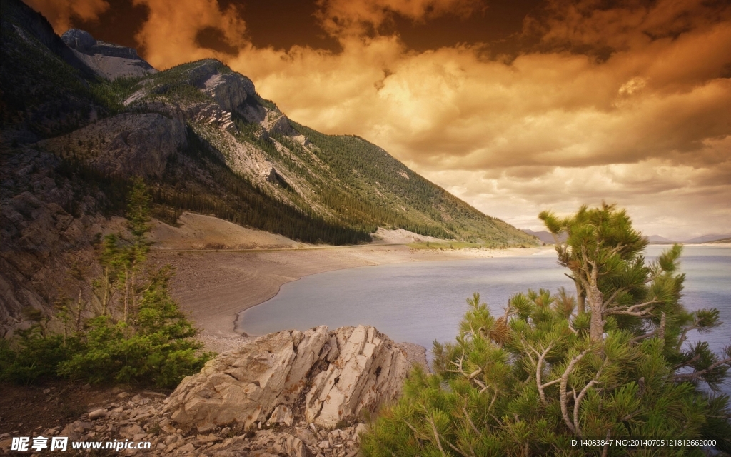 夕阳山脉水自然风景