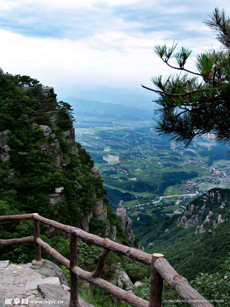 庐山无限风光在险峰