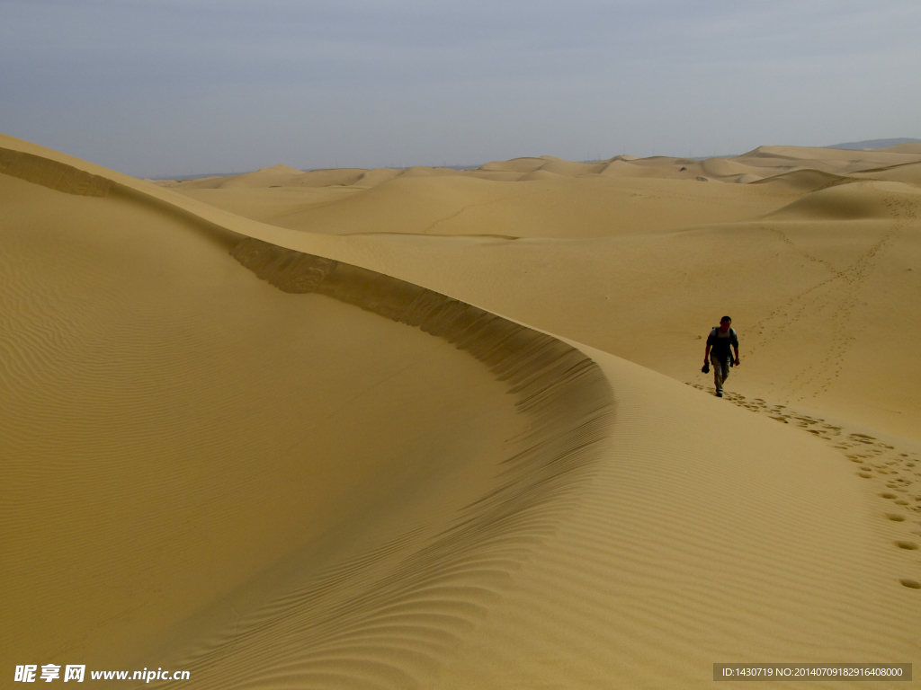 沙漠中行走的人
