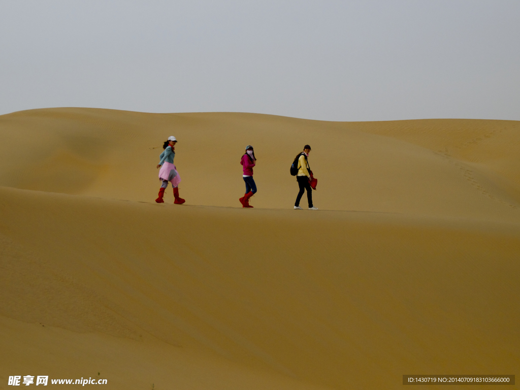沙漠中行走的人们