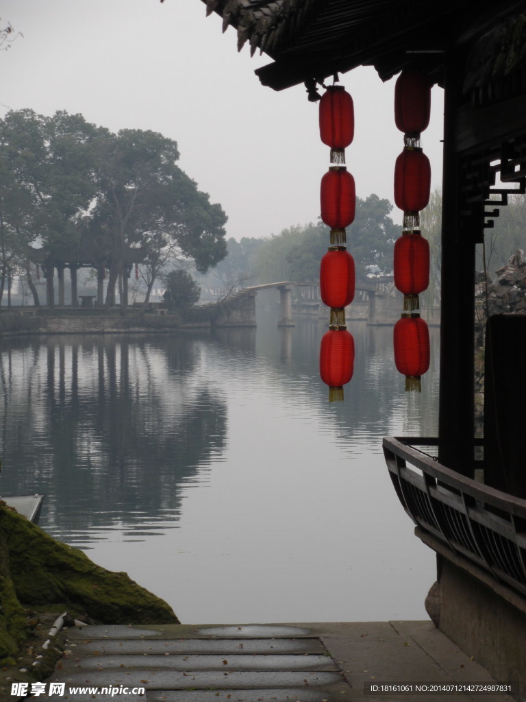 濛濛烟雨东湖影