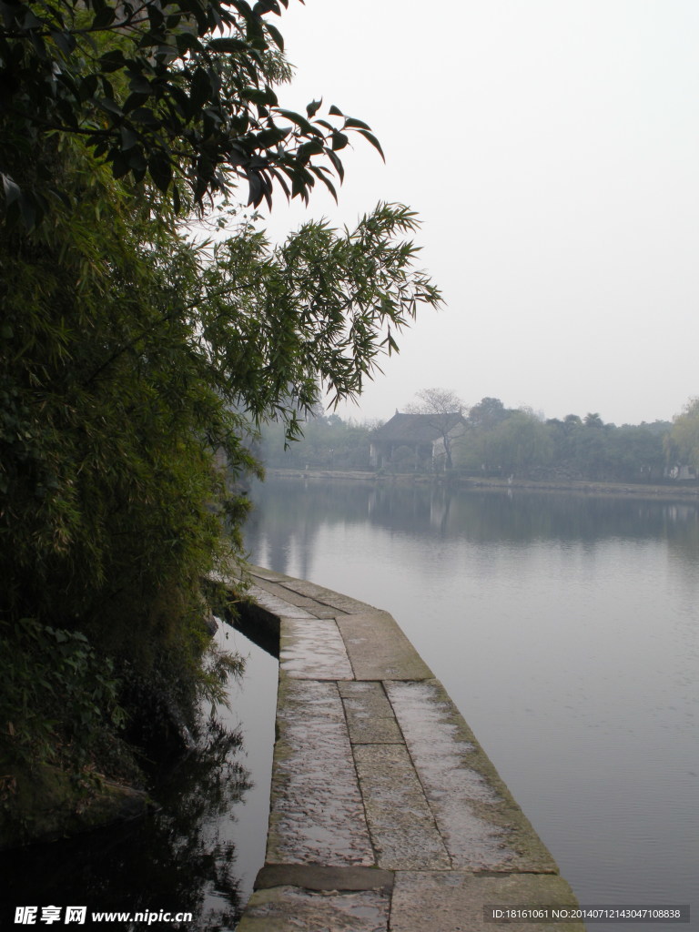 烟雨蒙蒙石阶路