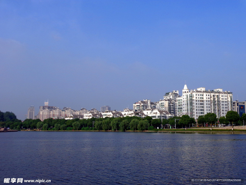 湖畔风景