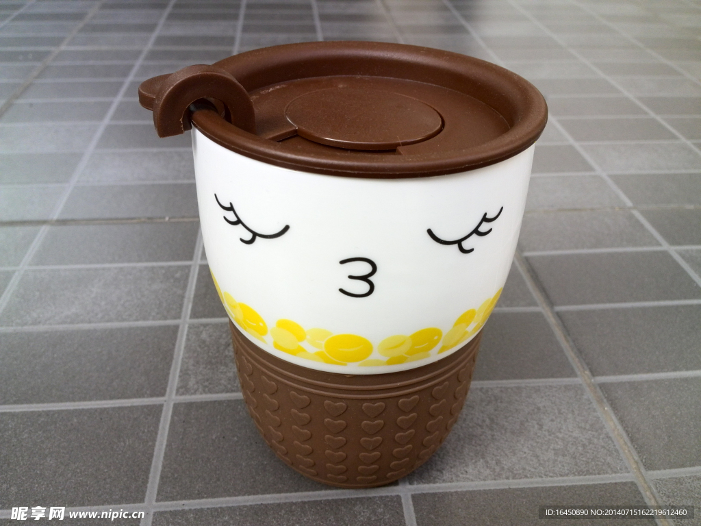 亲嘴杯子