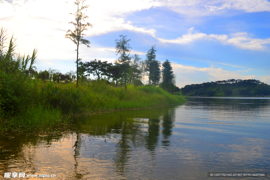 松湖蓝天