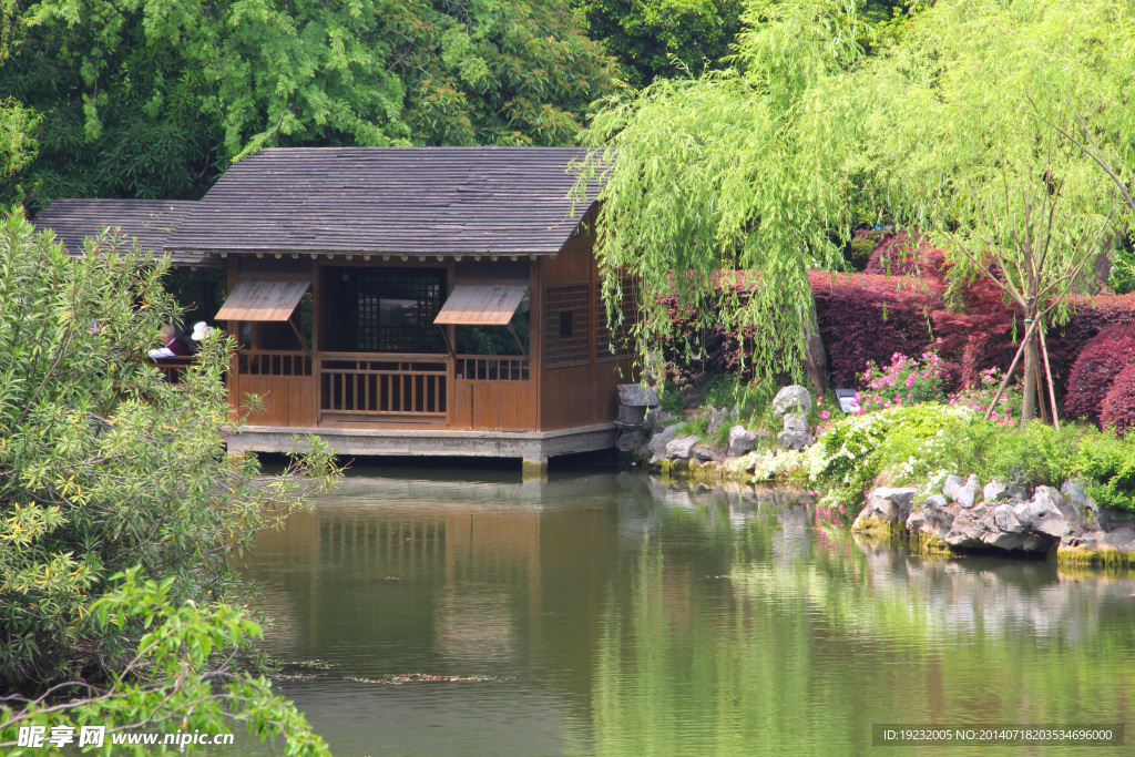 湖边小屋