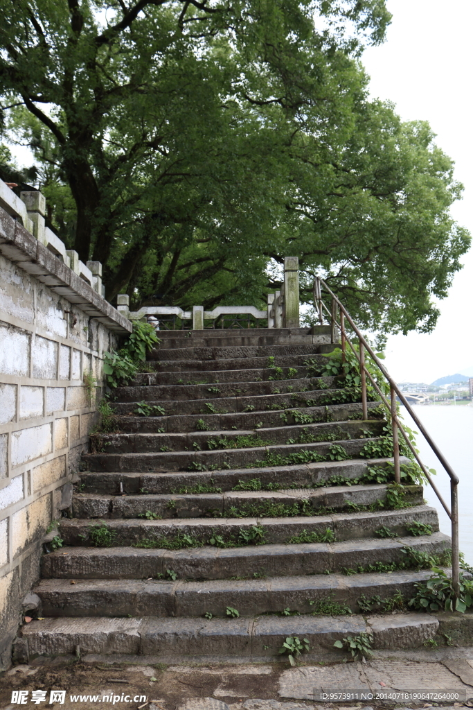 漓江边的楼梯