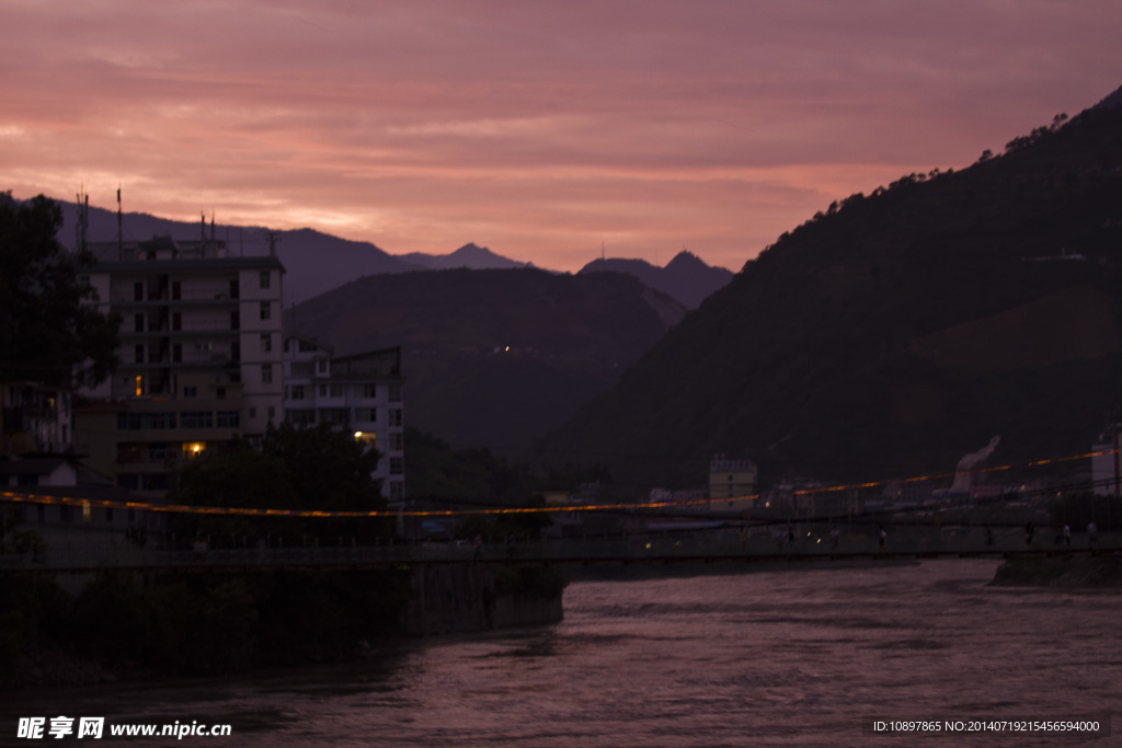 峡谷夜色