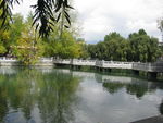 西藏广场池塘