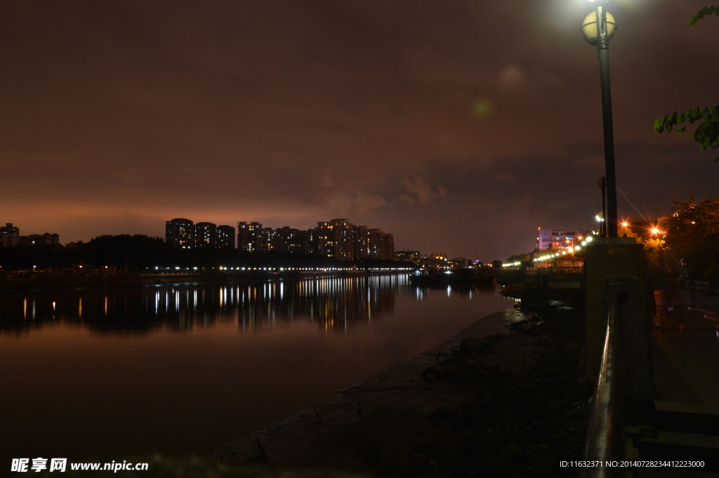 河畔夜景