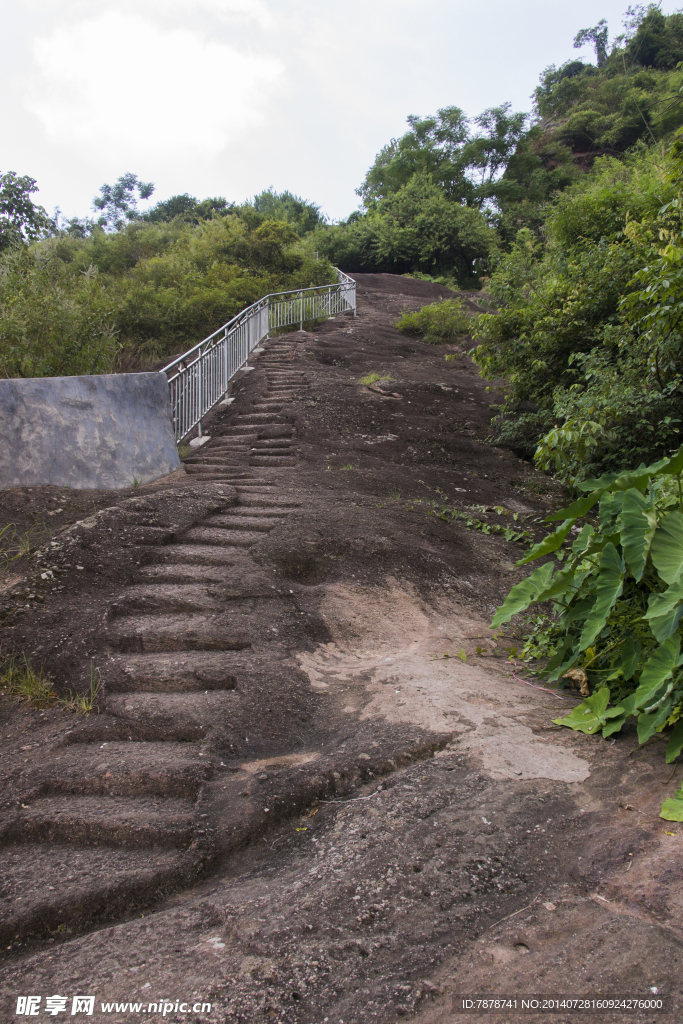 岩石上开凿的山路