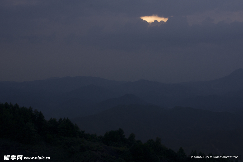 夜幕下的远山晚霞景观