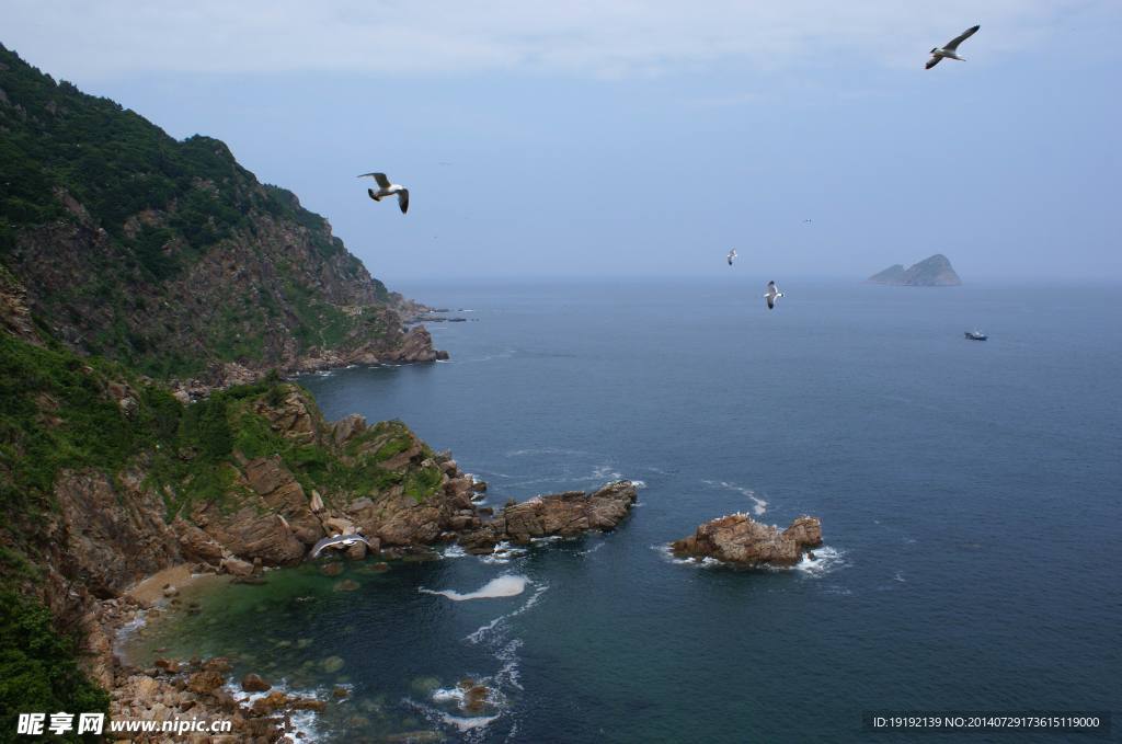 海边海岸高山图片