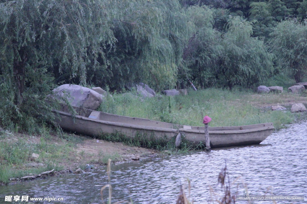 湖边小船