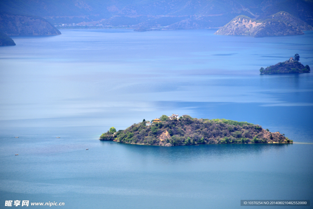 泸沽湖的鸟岛与黑瓦俄