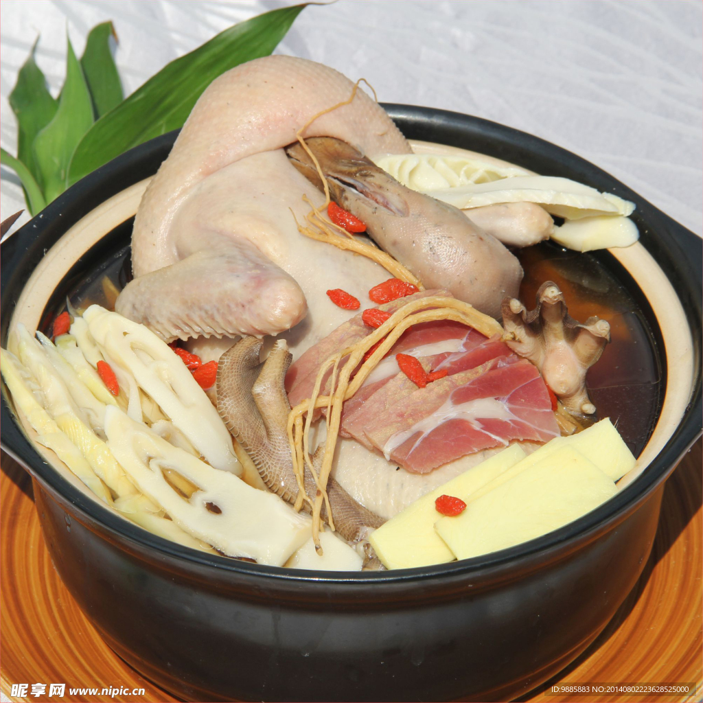 笋干老鸭煲