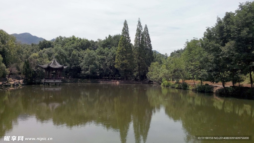 平静的湖水