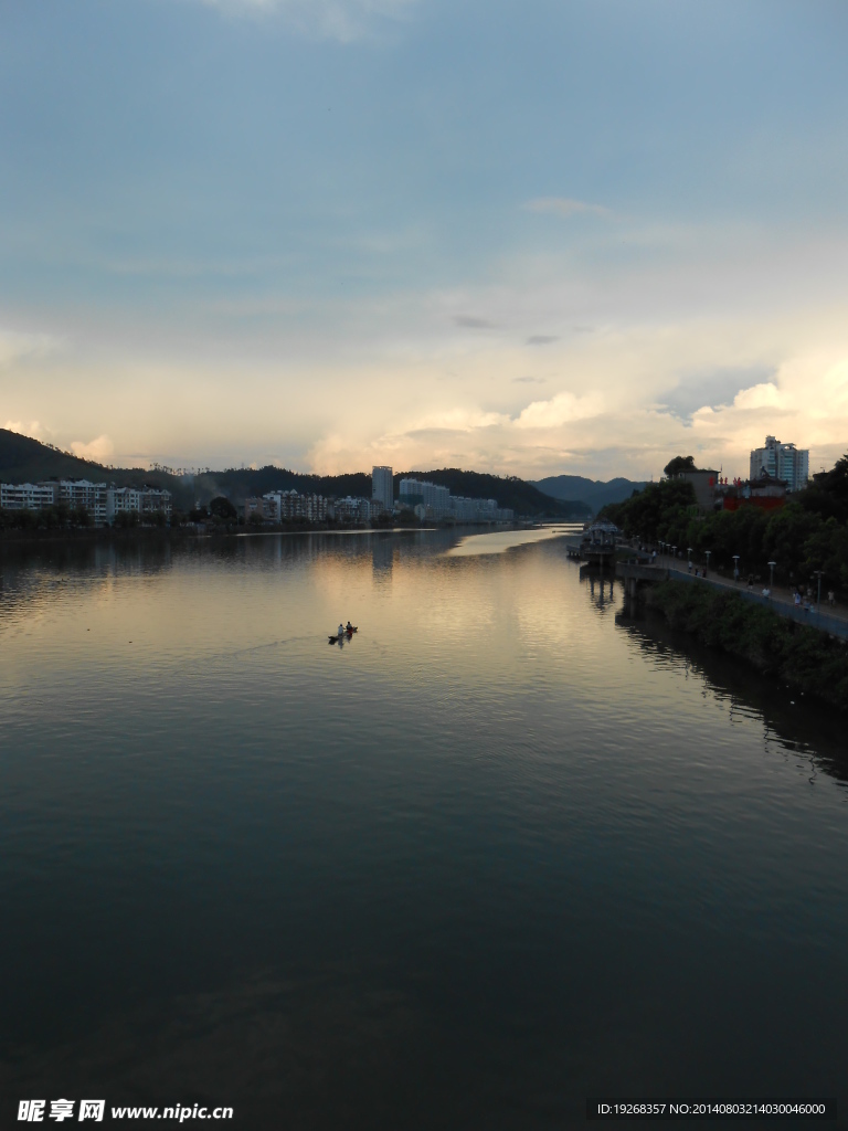 城市河流傍晚