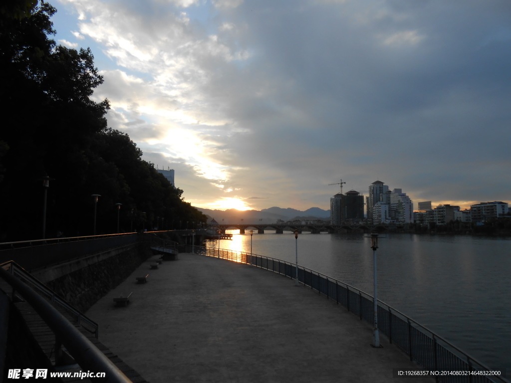 城市夕阳