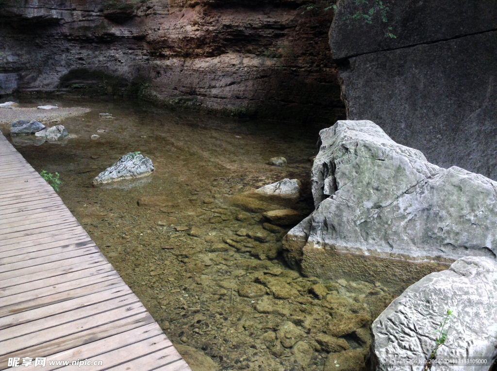 山涧溪水