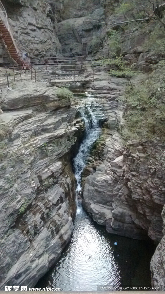 山水溪流