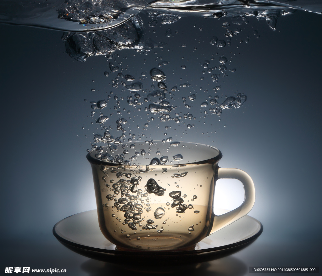 水中咖啡杯