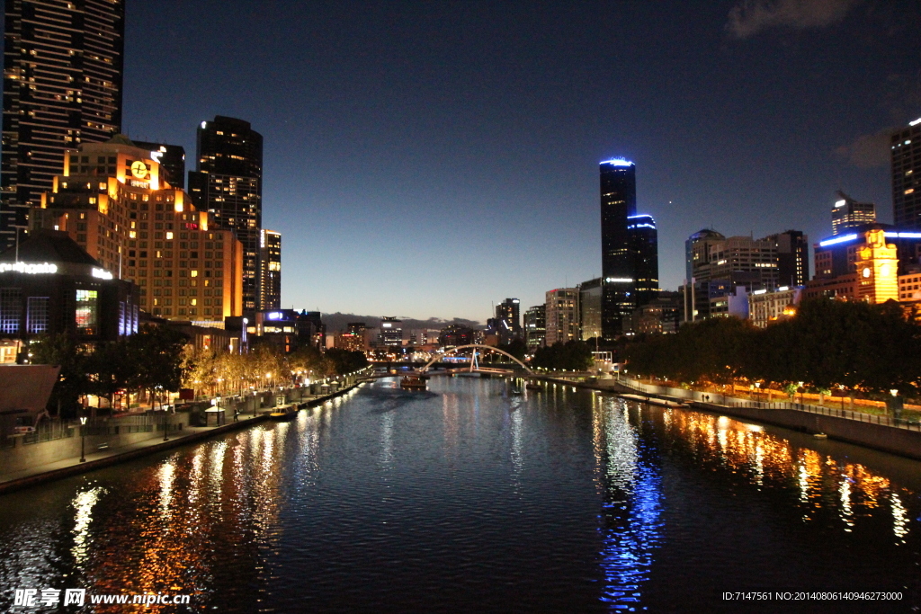 美国豪宅水岸夜景