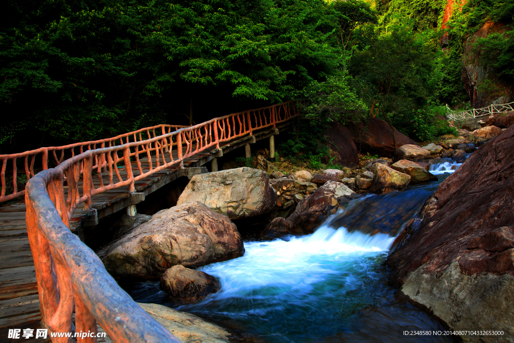 山涧流水