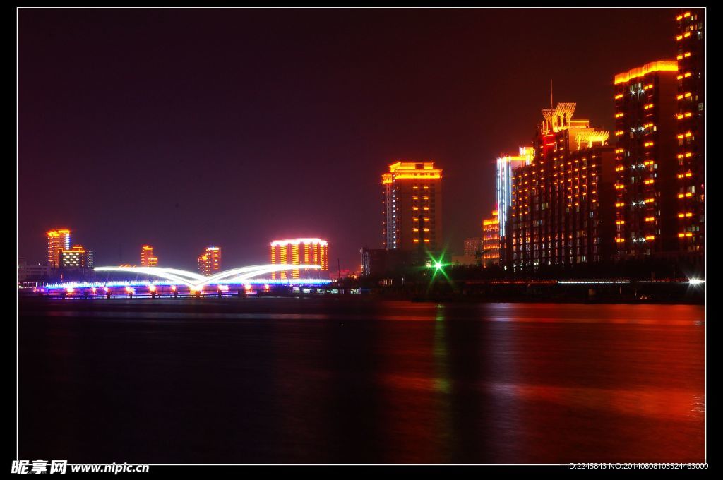 沿河一景