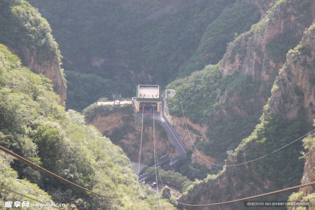 山坳中的索道