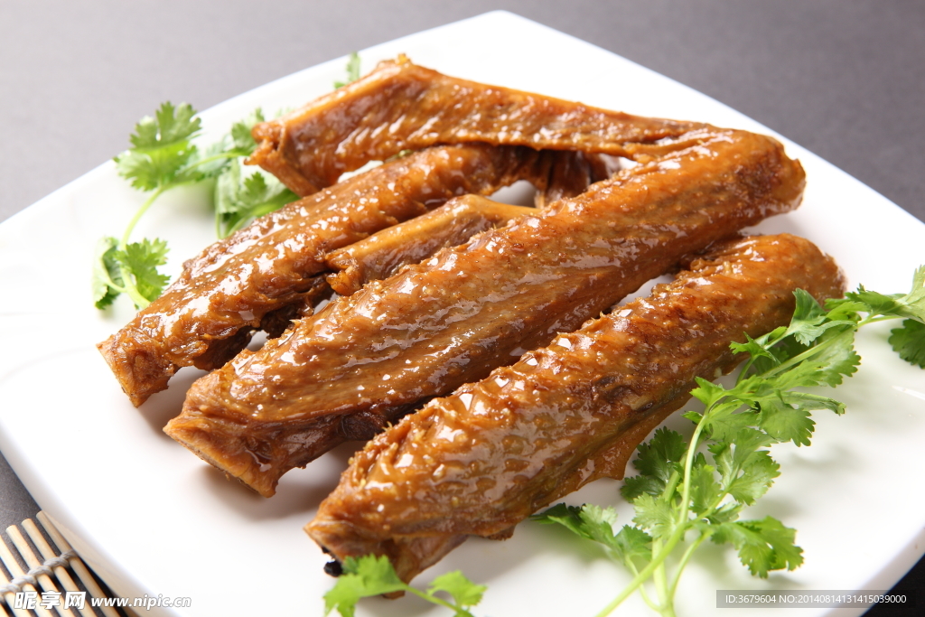 鹅翅拼豆腐