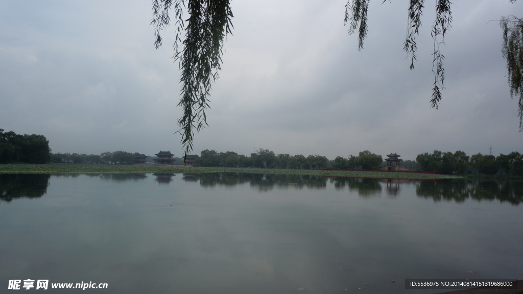 湖中倒影