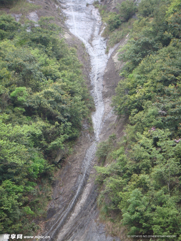 山间溪水