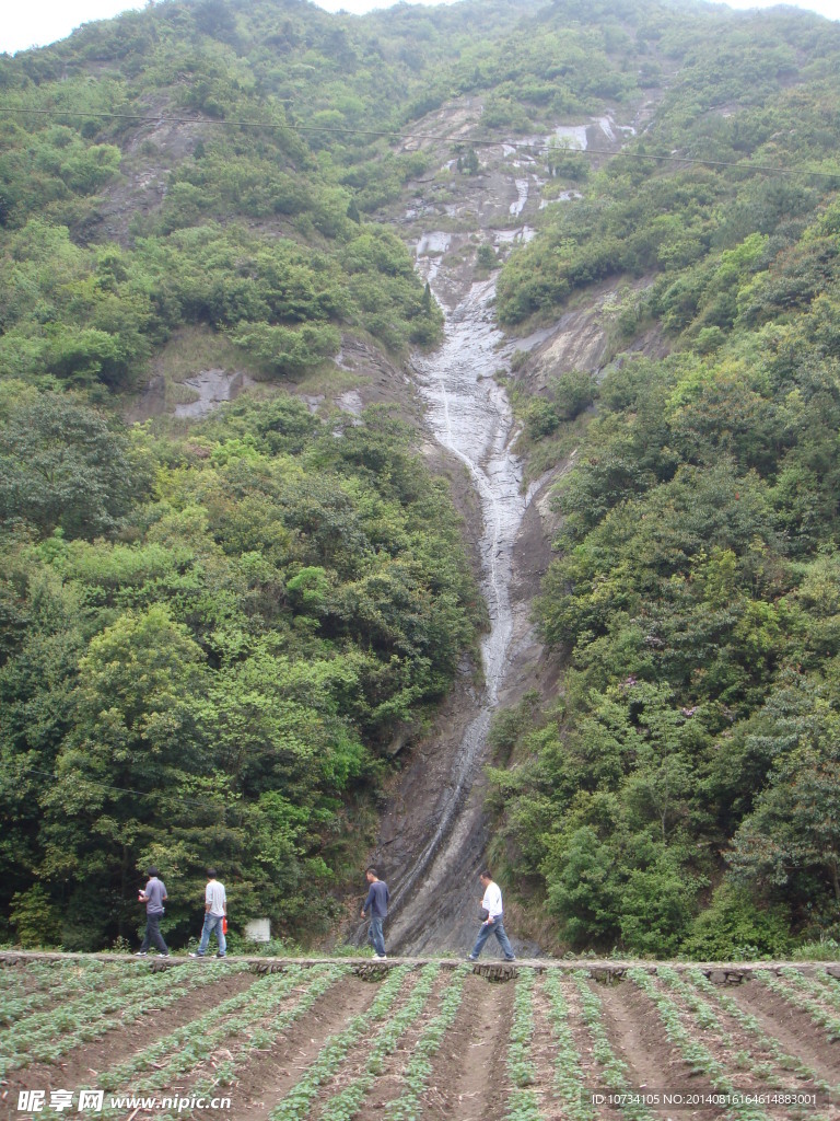 山间溪水