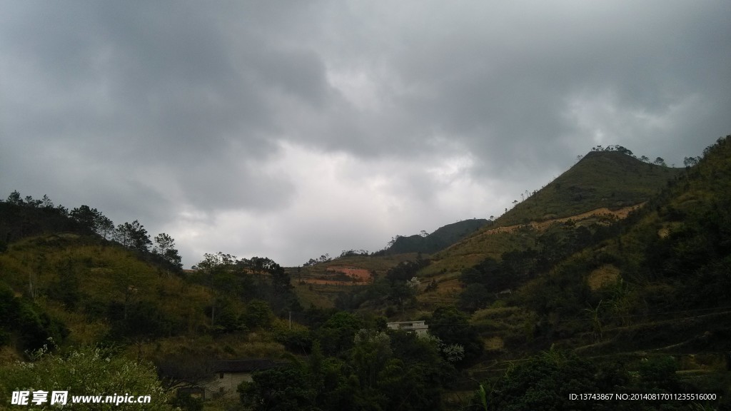 冬天乡村阴天景色