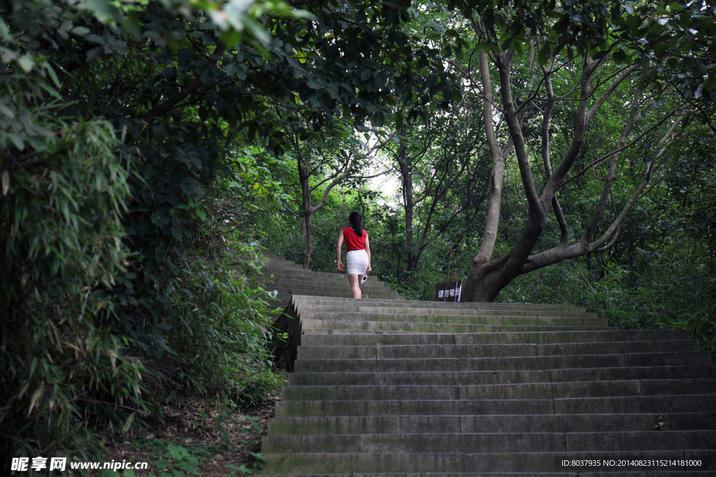 登山道上的红衣女郎