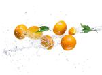 水中的橙子