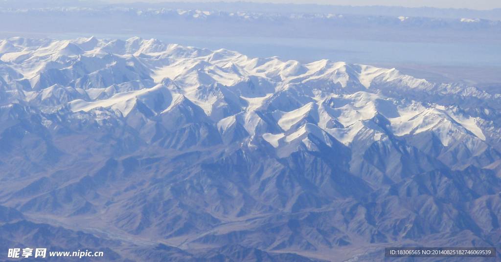 航拍雪山