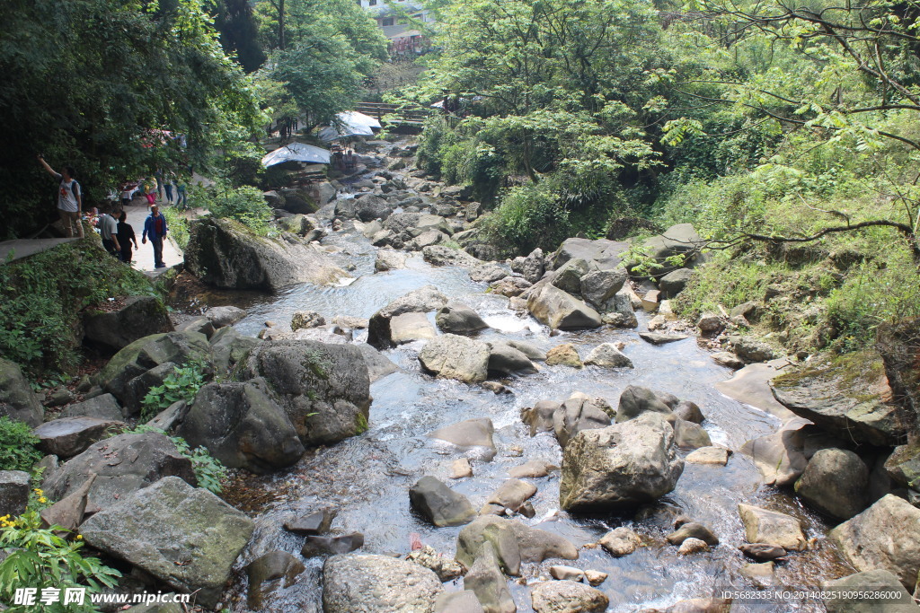 乱石流水